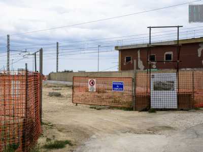Siamo ormai in prossimit� dei binari: qui sorger� una fermata ferroviaria ed un sottopassaggio pedonale che condurr� sul lungomare